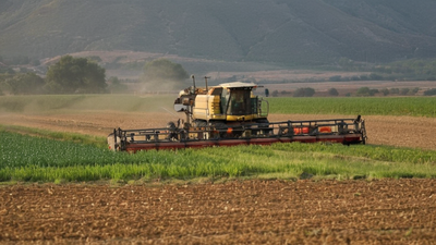 Nueva Subvención para apoyar la agricultura de precisión y tecnología 4,0 en Andalucía debe destacar los avances tecnológicos y prácticas innovadoras que se promueven a través de esta subvención, posiblemente con imágenes de equipos agrícolas modernos, tecnología AI o drones que trabajan junto a los agricultores para optimizar los rendimientos de cultivos y reducir el impacto ambiental,